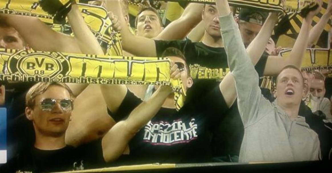 Speziale innocente, si legge sulla maglia di un tifoso del Dortmund: Speziale  il tifoso del Catania accusato dell&#39;omicidio Raciti avvenuto il 2 febbraio 2007. (Sconosciuta)